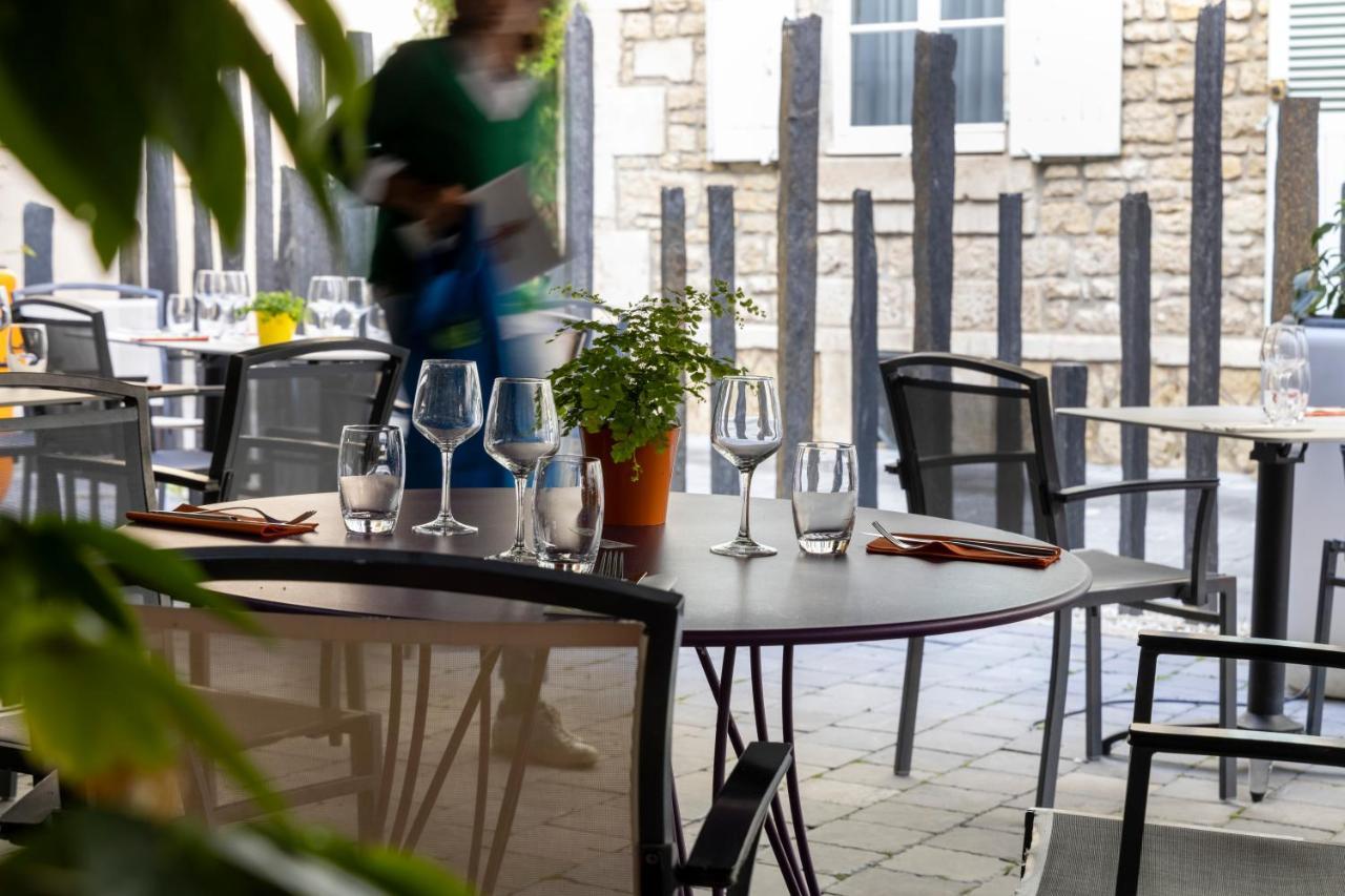 Logis Hotel-Restaurant Le Fontarabie Fontenay-le-Comte Exteriör bild