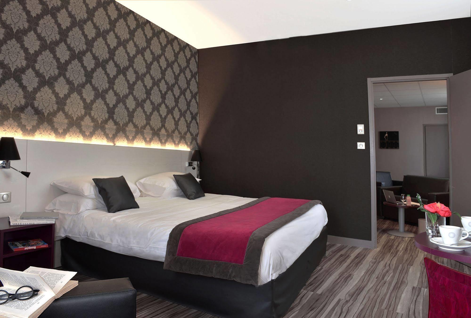 Logis Hotel-Restaurant Le Fontarabie Fontenay-le-Comte Exteriör bild